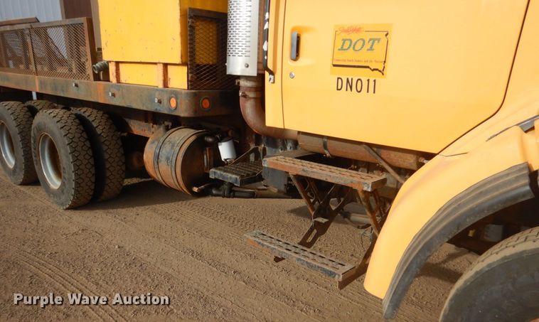 image for item DC8790 1998 Ford LTA9000  flatbed truck