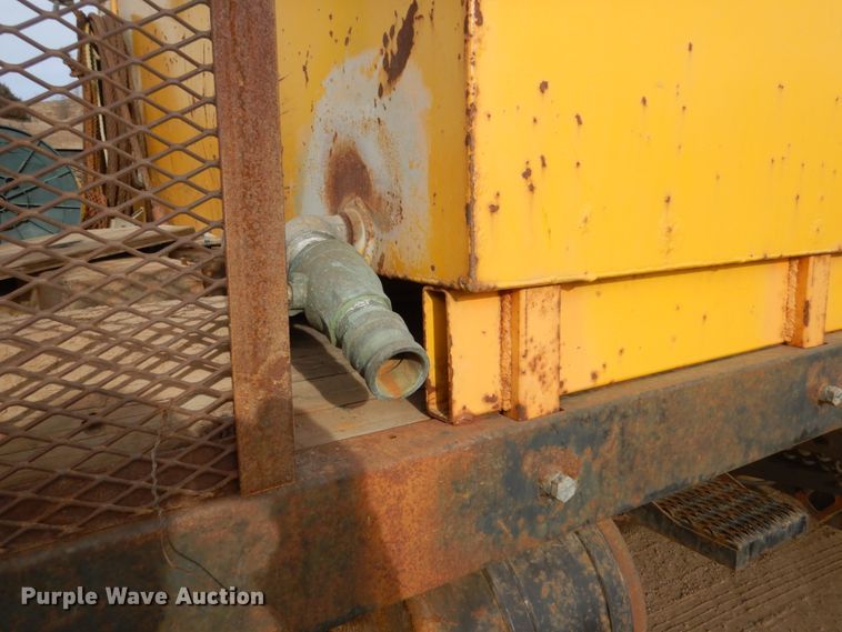 image for item DC8790 1998 Ford LTA9000  flatbed truck