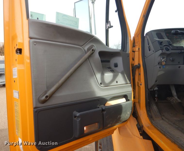 image for item DC8790 1998 Ford LTA9000  flatbed truck