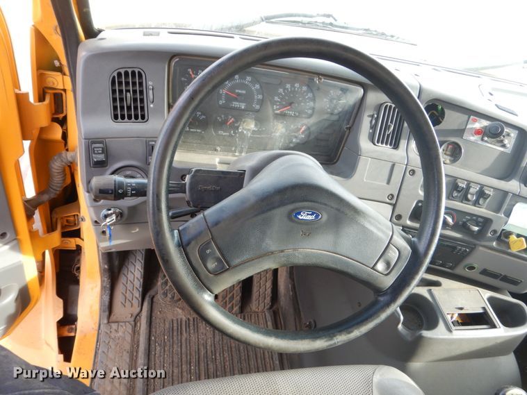 image for item DC8790 1998 Ford LTA9000  flatbed truck