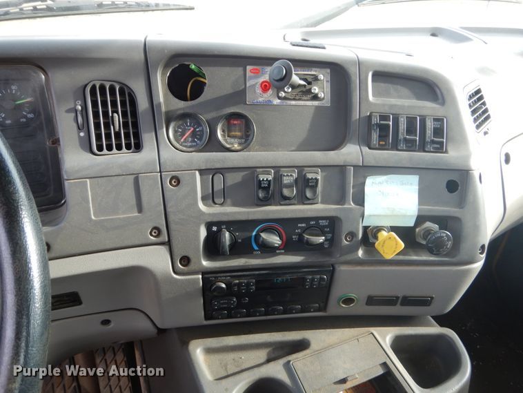 image for item DC8790 1998 Ford LTA9000  flatbed truck