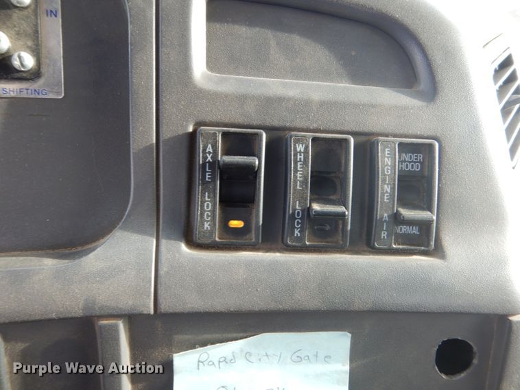 image for item DC8790 1998 Ford LTA9000  flatbed truck