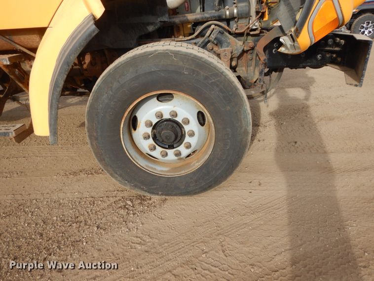 image for item DC8790 1998 Ford LTA9000  flatbed truck