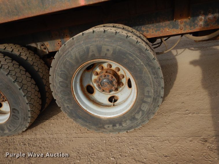 image for item DC8790 1998 Ford LTA9000  flatbed truck