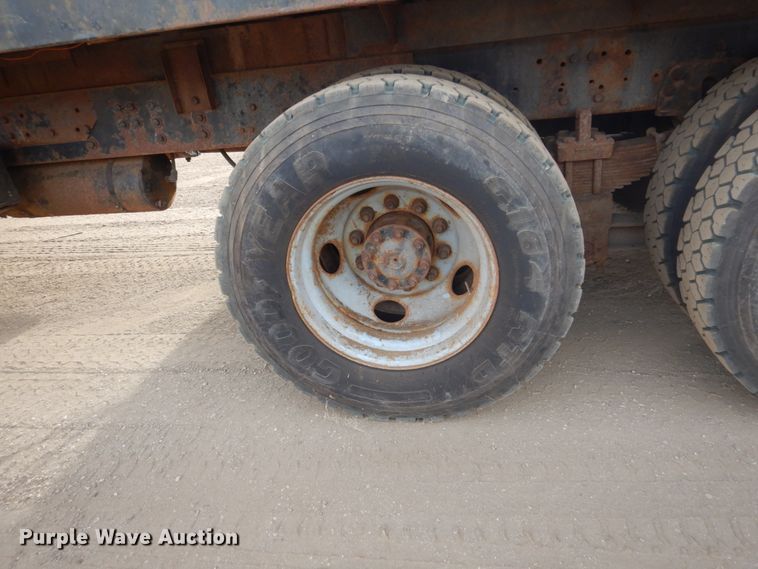 image for item DC8790 1998 Ford LTA9000  flatbed truck