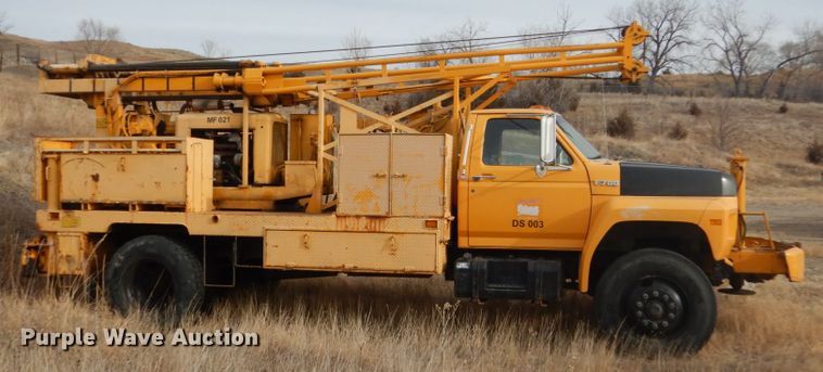image for item DC8791 1993 Ford F700  drilling rig truck