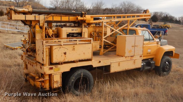 image for item DC8791 1993 Ford F700  drilling rig truck