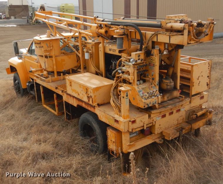 image for item DC8791 1993 Ford F700  drilling rig truck