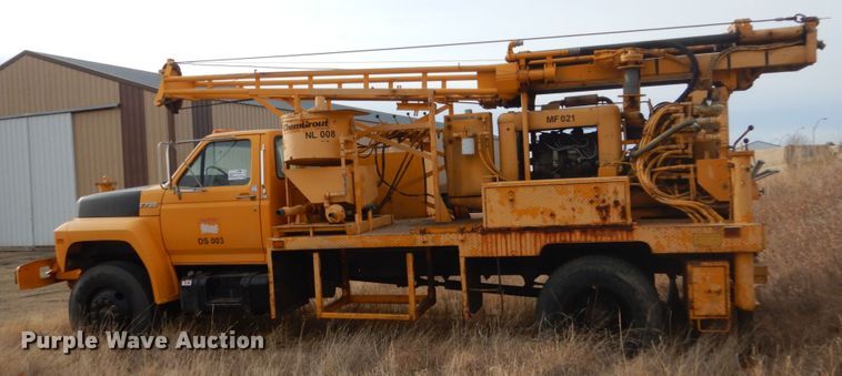 image for item DC8791 1993 Ford F700  drilling rig truck