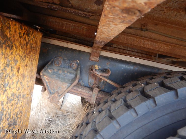 image for item DC8791 1993 Ford F700  drilling rig truck