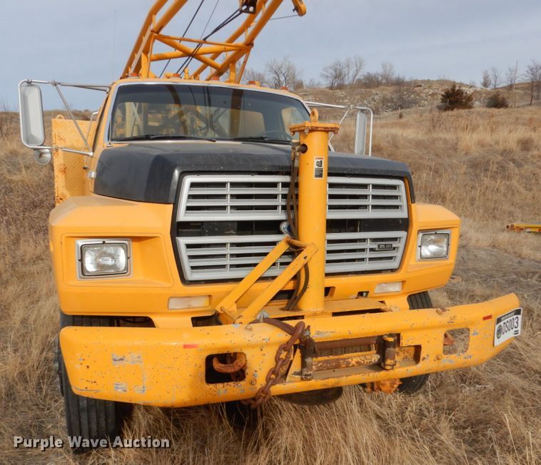 image for item DC8791 1993 Ford F700  drilling rig truck