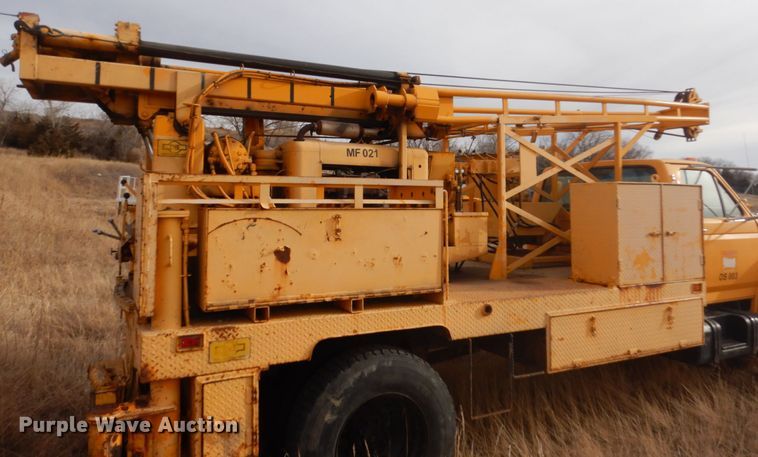 image for item DC8791 1993 Ford F700  drilling rig truck