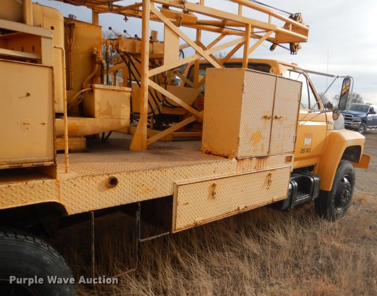 image for item DC8791 1993 Ford F700  drilling rig truck