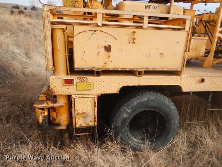 image for item DC8791 1993 Ford F700  drilling rig truck