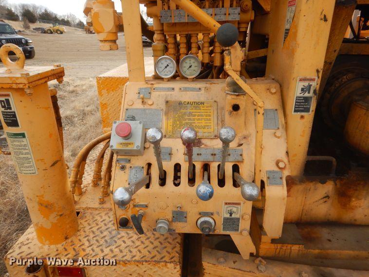 image for item DC8791 1993 Ford F700  drilling rig truck