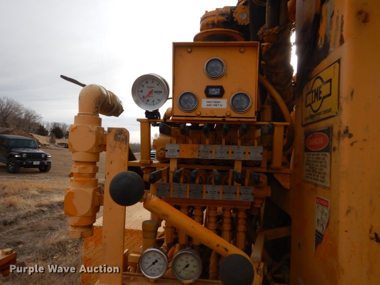 image for item DC8791 1993 Ford F700  drilling rig truck