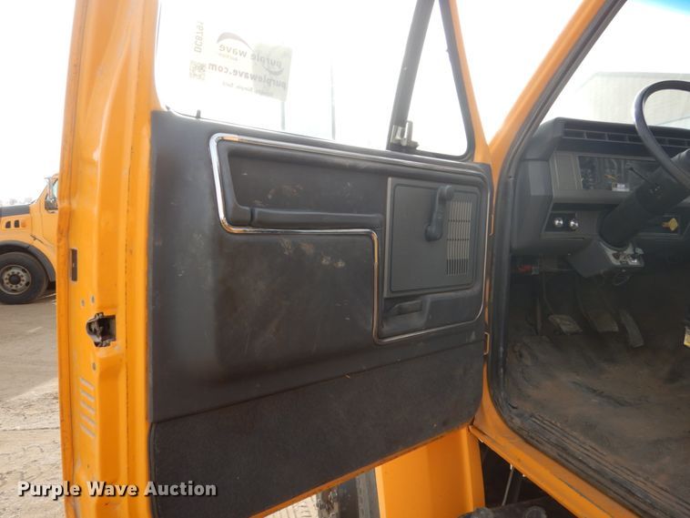 image for item DC8791 1993 Ford F700  drilling rig truck