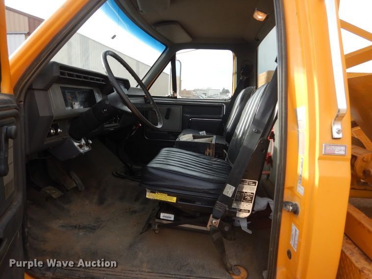 image for item DC8791 1993 Ford F700  drilling rig truck