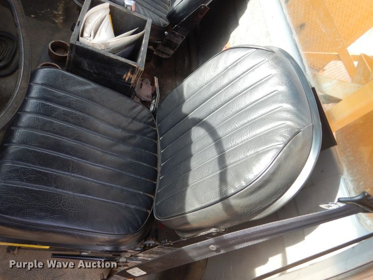 image for item DC8791 1993 Ford F700  drilling rig truck