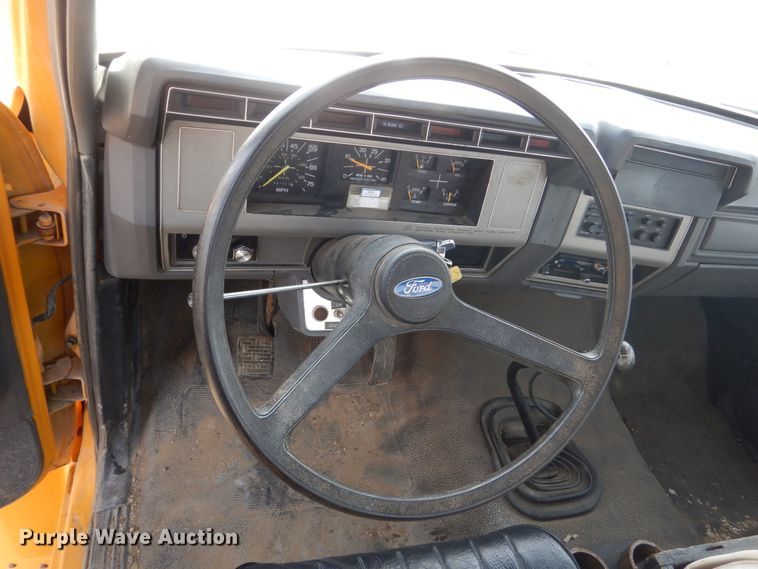 image for item DC8791 1993 Ford F700  drilling rig truck