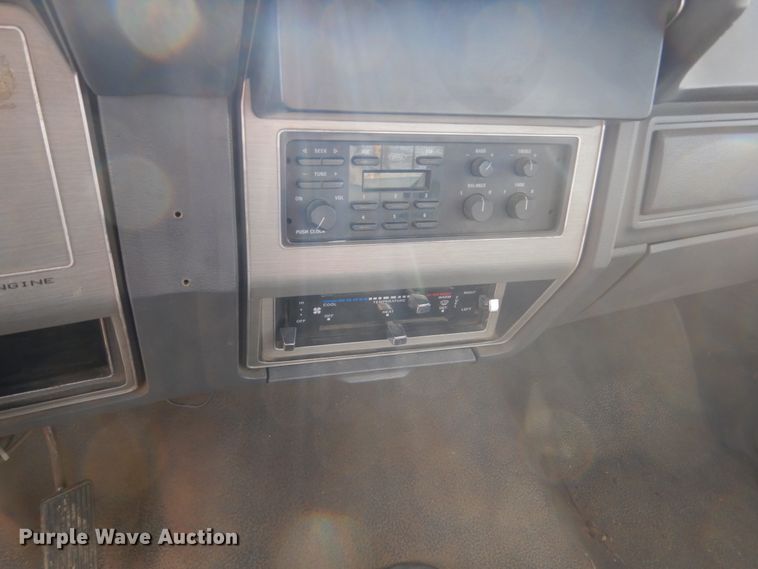 image for item DC8791 1993 Ford F700  drilling rig truck