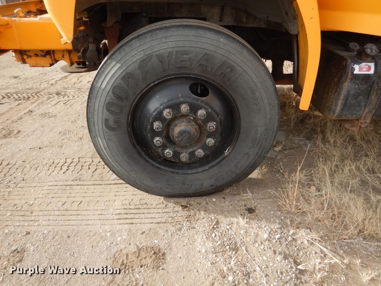 image for item DC8791 1993 Ford F700  drilling rig truck