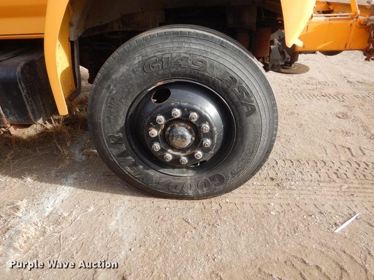 image for item DC8791 1993 Ford F700  drilling rig truck