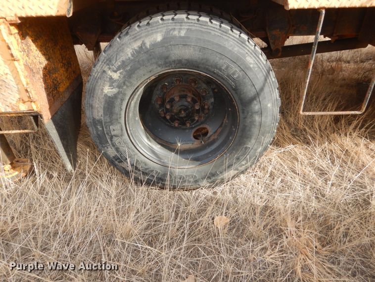 image for item DC8791 1993 Ford F700  drilling rig truck