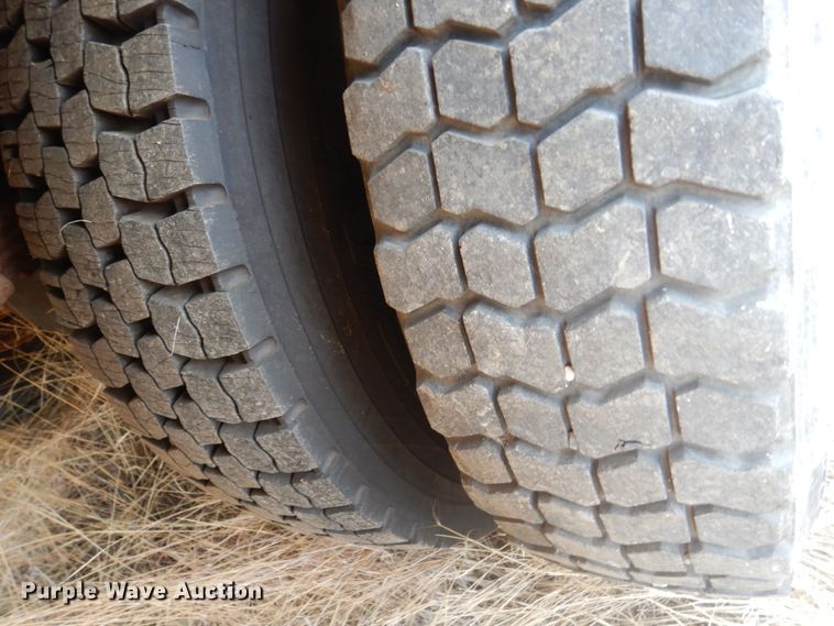 image for item DC8791 1993 Ford F700  drilling rig truck