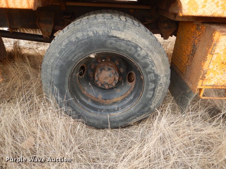 image for item DC8791 1993 Ford F700  drilling rig truck