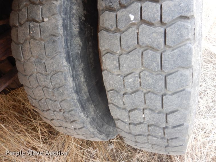 image for item DC8791 1993 Ford F700  drilling rig truck