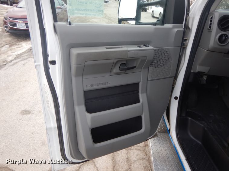 image for item DF3247 2010 Ford E350 Super Duty  ambulance