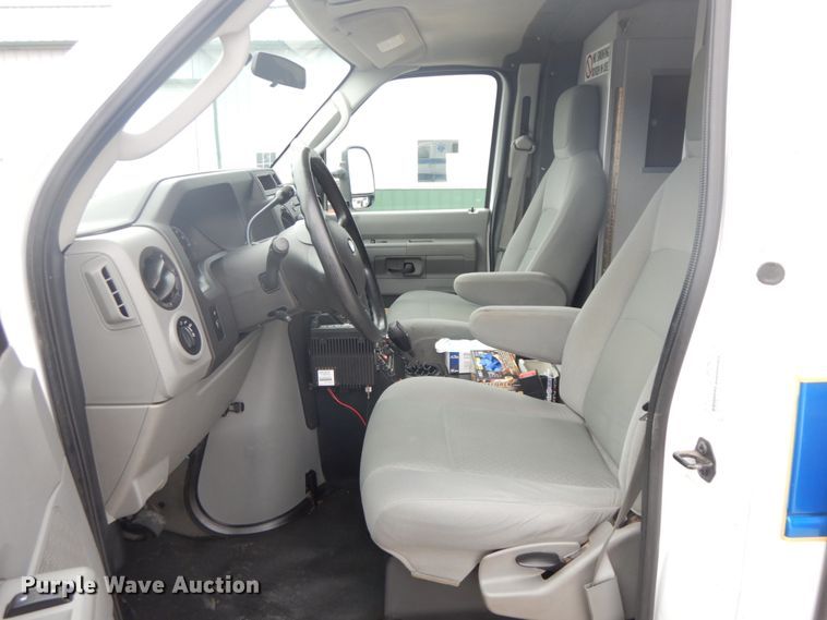 image for item DF3247 2010 Ford E350 Super Duty  ambulance