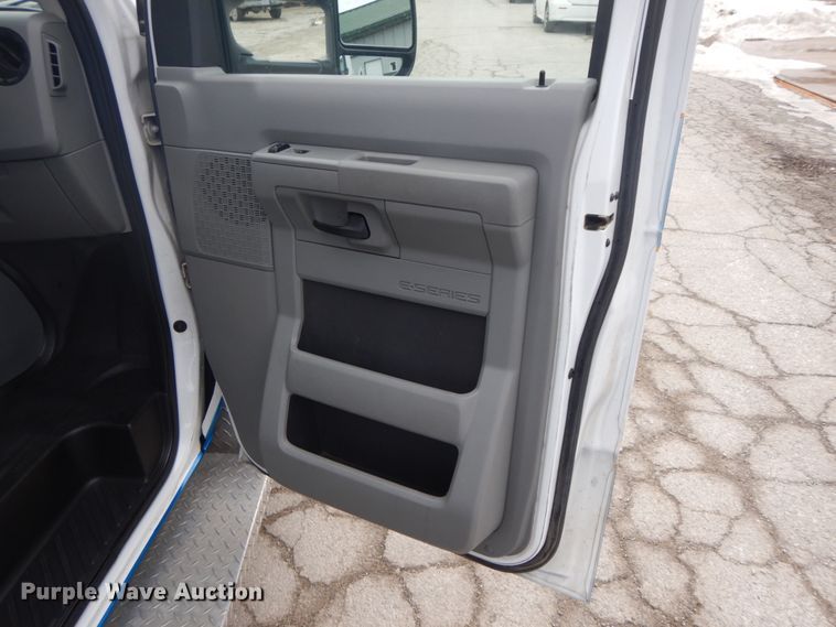 image for item DF3247 2010 Ford E350 Super Duty  ambulance