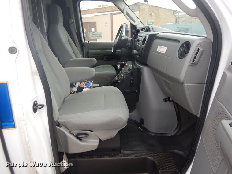 image for item DF3247 2010 Ford E350 Super Duty  ambulance