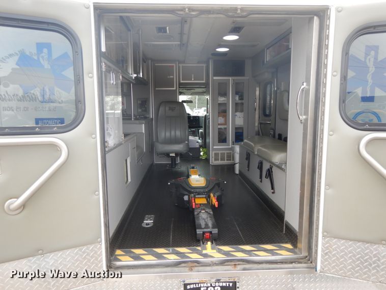 image for item DF3247 2010 Ford E350 Super Duty  ambulance