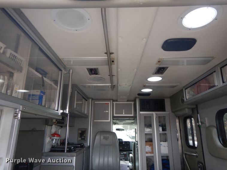 image for item DF3247 2010 Ford E350 Super Duty  ambulance