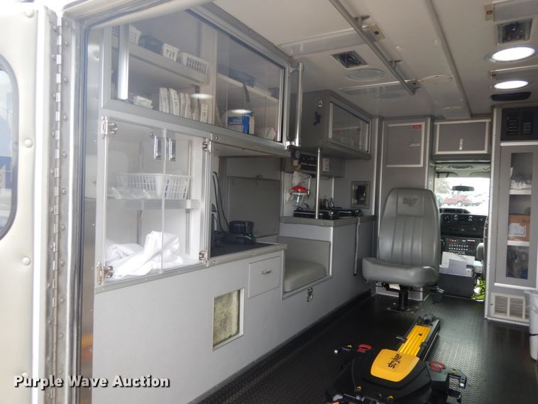 image for item DF3247 2010 Ford E350 Super Duty  ambulance