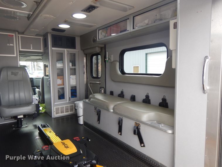 image for item DF3247 2010 Ford E350 Super Duty  ambulance