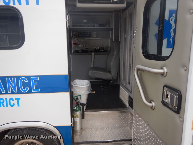 image for item DF3247 2010 Ford E350 Super Duty  ambulance