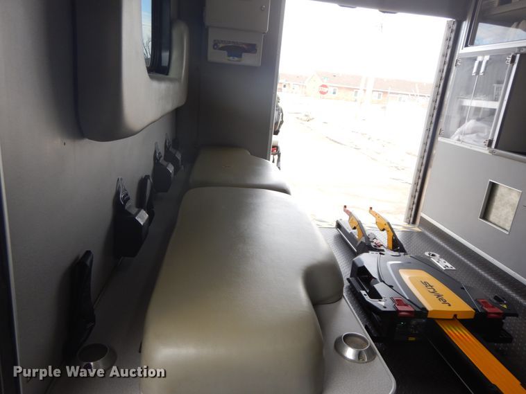 image for item DF3247 2010 Ford E350 Super Duty  ambulance