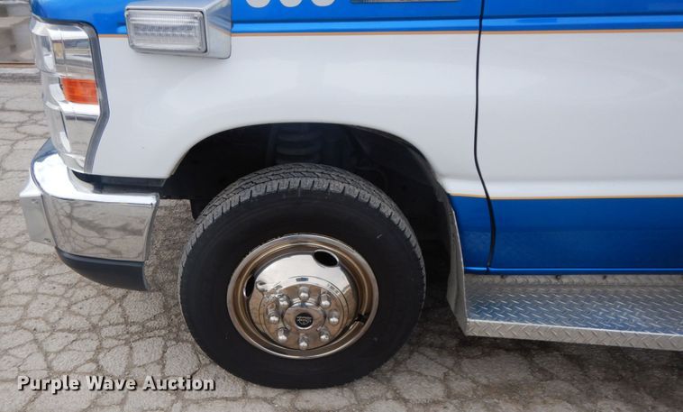 image for item DF3247 2010 Ford E350 Super Duty  ambulance