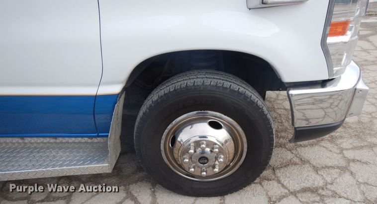 image for item DF3247 2010 Ford E350 Super Duty  ambulance