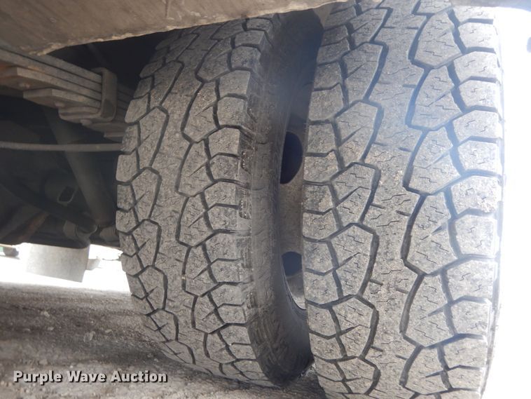 image for item DF3247 2010 Ford E350 Super Duty  ambulance