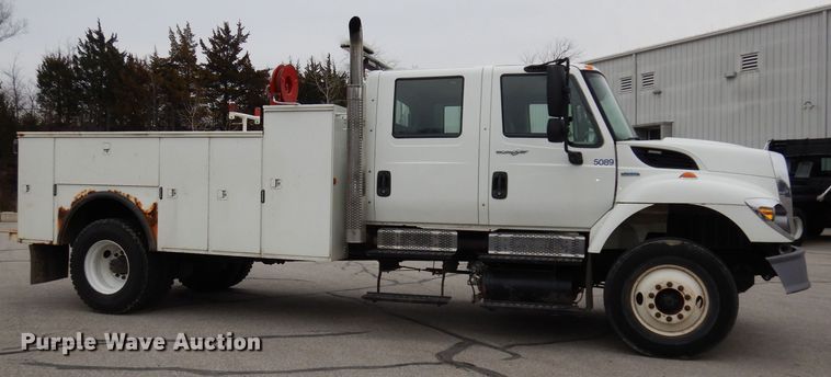 image for item DJ2750 2008 International 7400  utility/service truck
