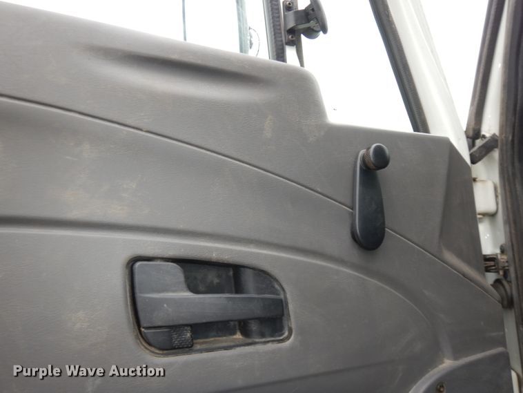 image for item DJ2750 2008 International 7400  utility/service truck