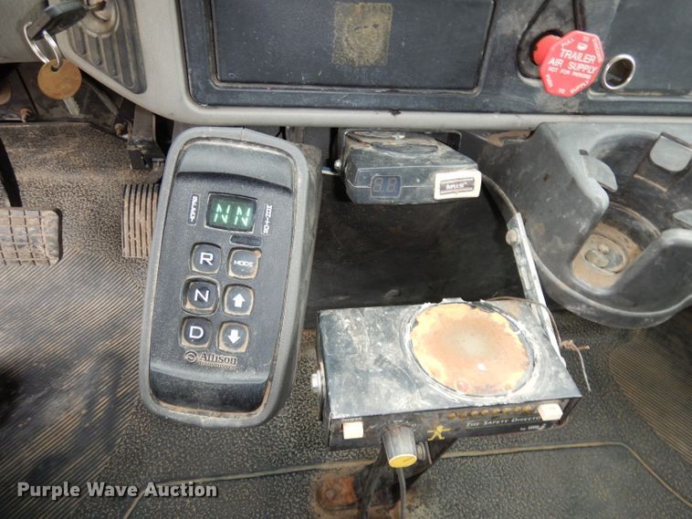 image for item DJ2750 2008 International 7400  utility/service truck