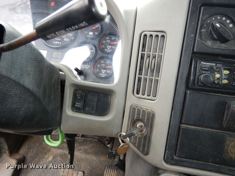 image for item DJ2750 2008 International 7400  utility/service truck