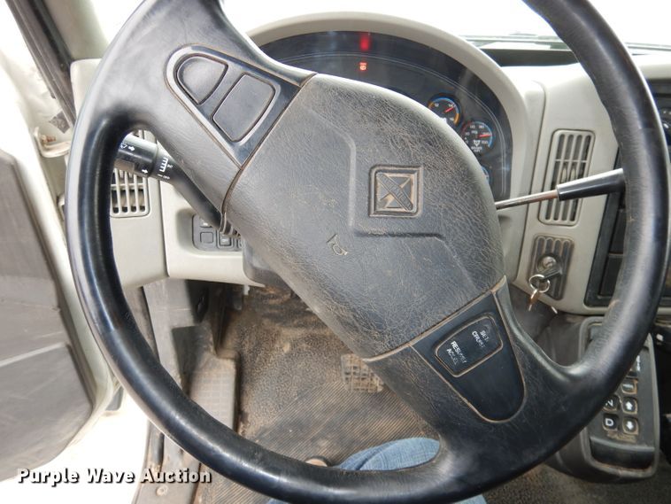 image for item DJ2750 2008 International 7400  utility/service truck