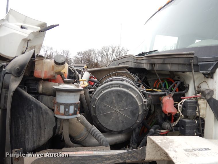 image for item DJ2750 2008 International 7400  utility/service truck